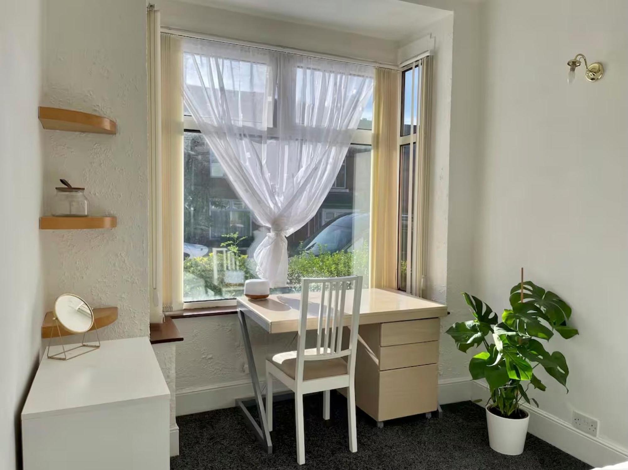 Rarely New! Sunning King-bed With A Mini Fridge, Delicate Work Space And Breakfast In A 3-bed Cosy House, Super Quiet And Full Of Hospitality