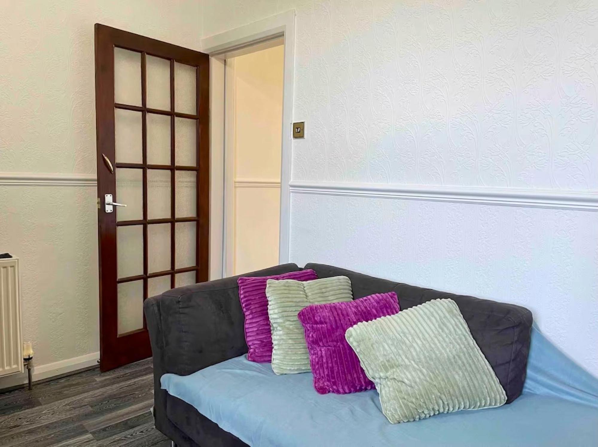 Homestay Rarely New! Sunning King-bed With A Mini Fridge, Delicate Work Space And Breakfast In A 3-bed Cosy House, Super Quiet And Full Of Hospitality Birmingham