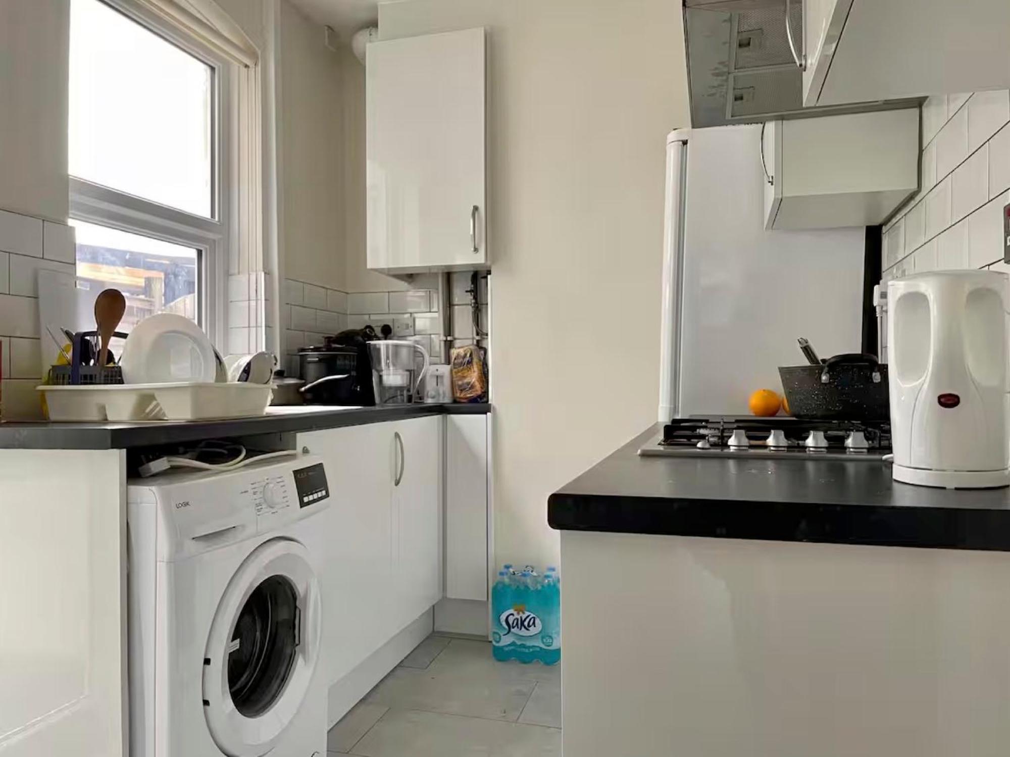Rarely New! Sunning King-bed With A Mini Fridge, Delicate Work Space And Breakfast In A 3-bed Cosy House, Super Quiet And Full Of Hospitality *