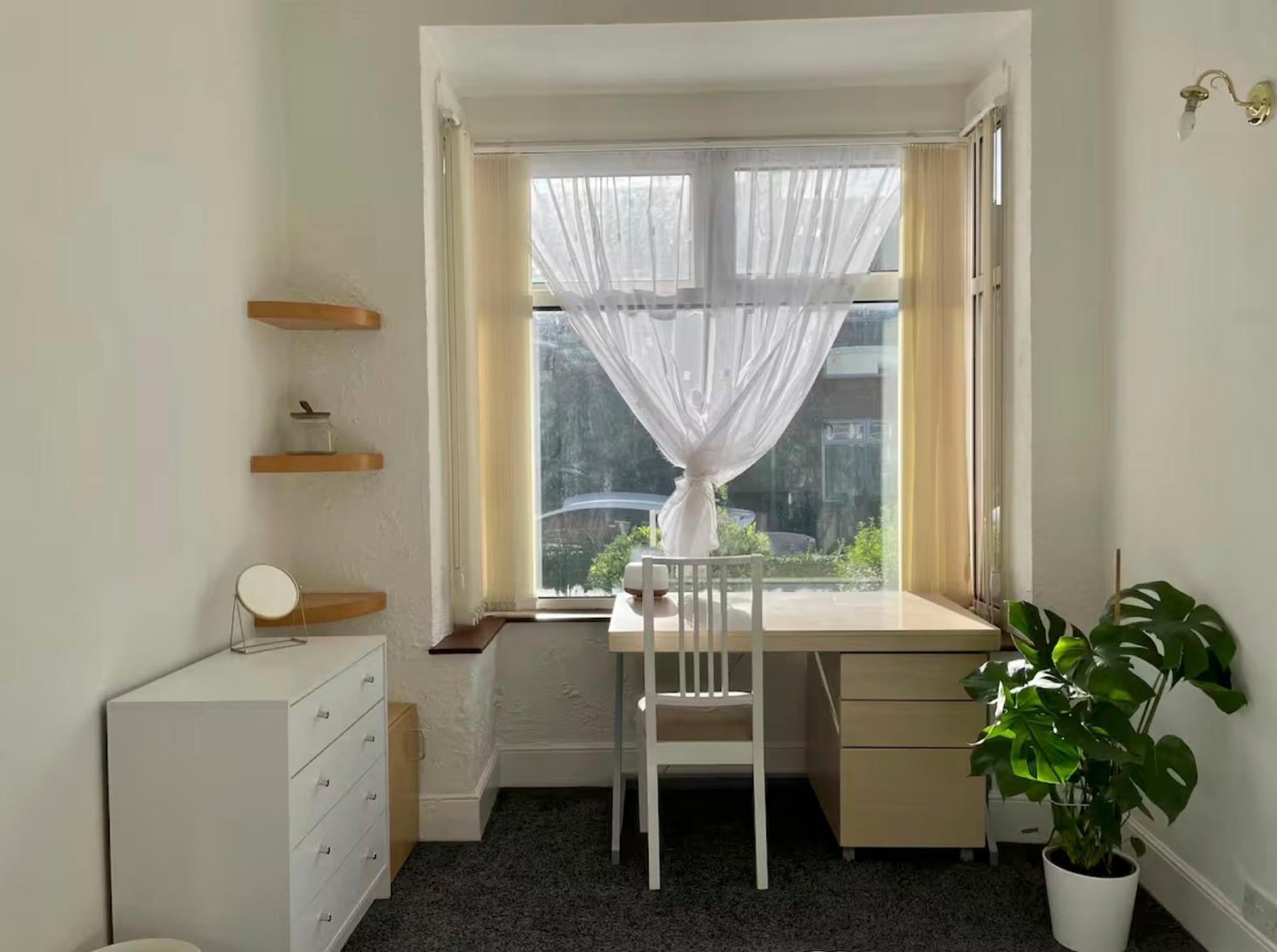 Homestay Rarely New! Sunning King-bed With A Mini Fridge, Delicate Work Space And Breakfast In A 3-bed Cosy House, Super Quiet And Full Of Hospitality *
