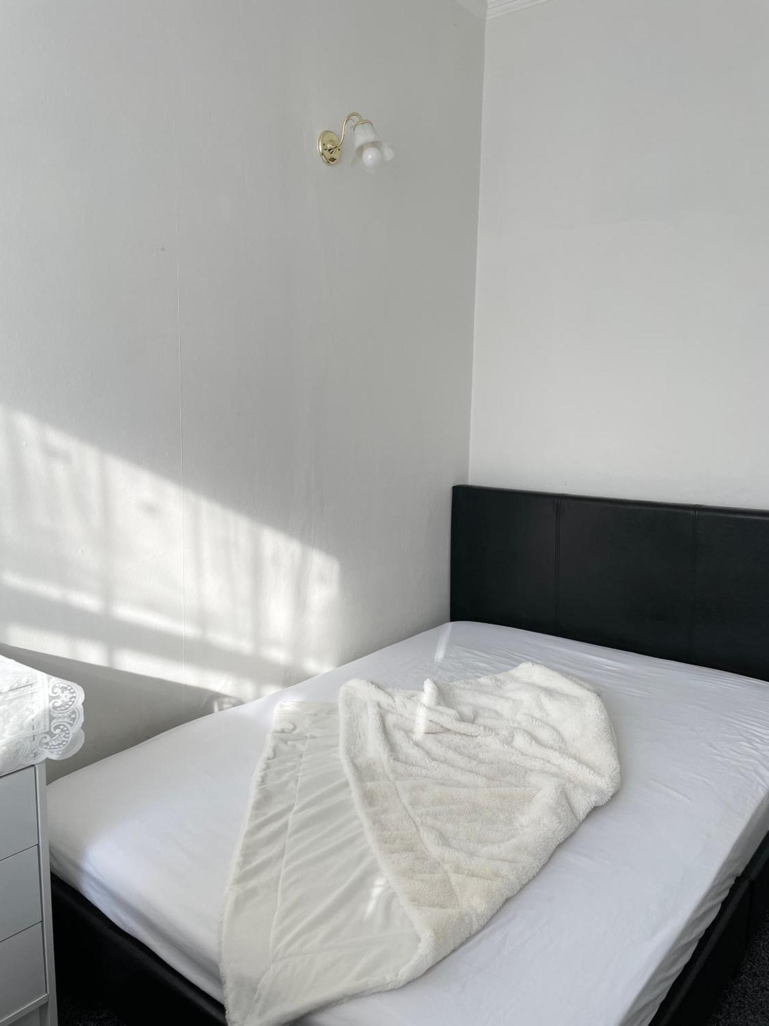 Homestay Rarely New! Sunning King-bed With A Mini Fridge, Delicate Work Space And Breakfast In A 3-bed Cosy House, Super Quiet And Full Of Hospitality Birmingham