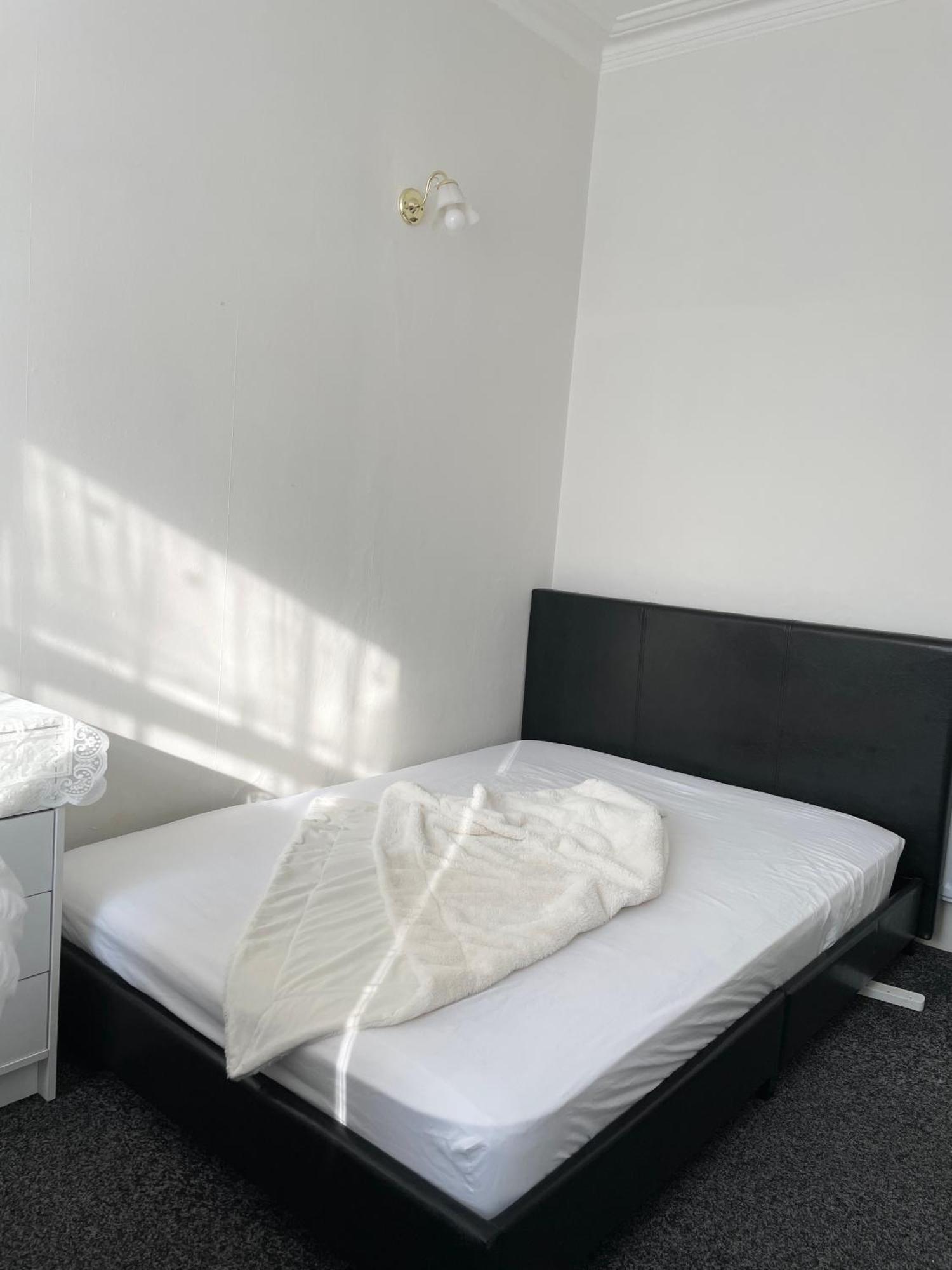 Homestay Rarely New! Sunning King-bed With A Mini Fridge, Delicate Work Space And Breakfast In A 3-bed Cosy House, Super Quiet And Full Of Hospitality